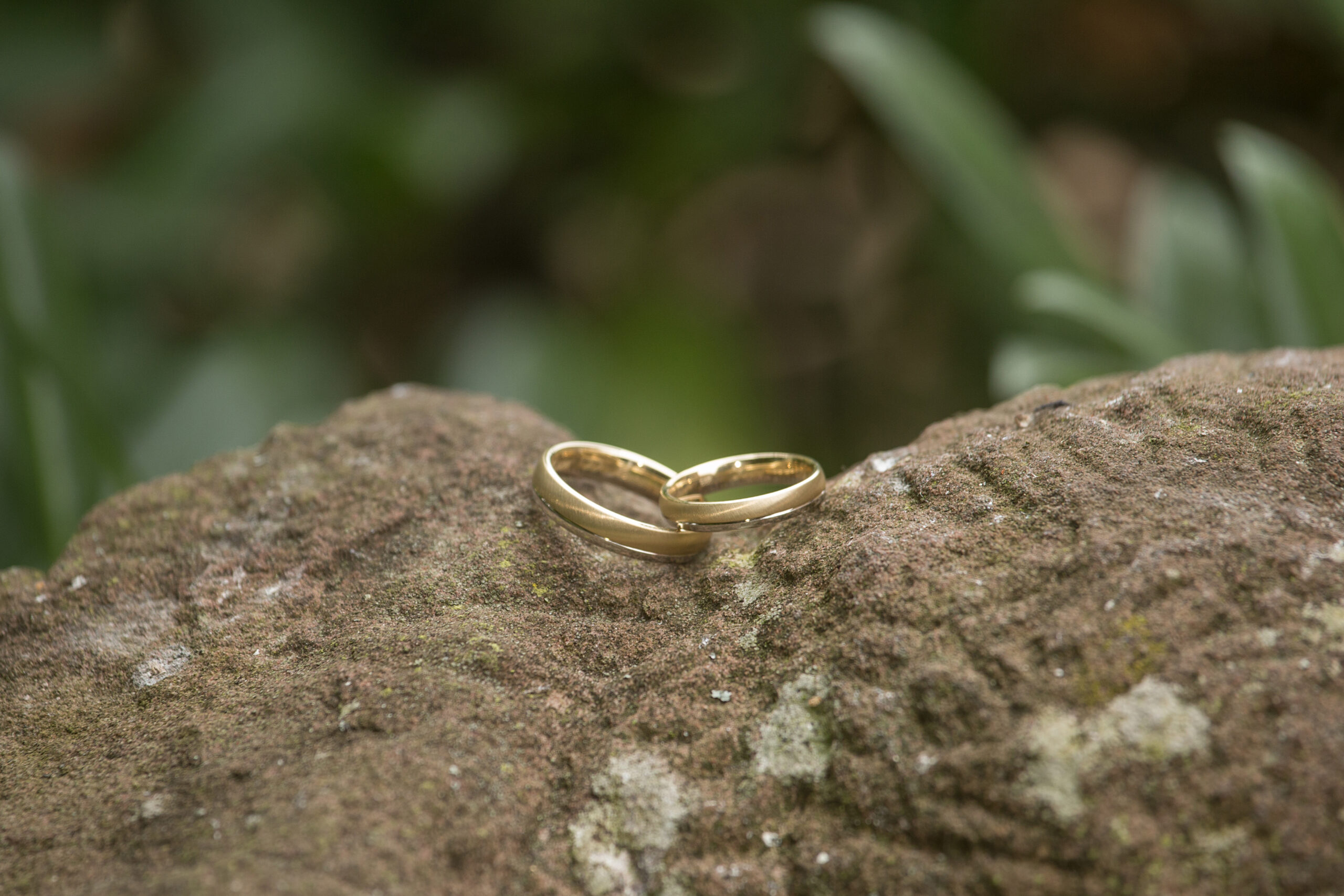 Zwei Hochzeitsringe auf einem Stein. Stellen Sie sich passend dazu im Hintergrund den Klang eines schottischen Dudelsacks vor.

Bildquelle: Privat
